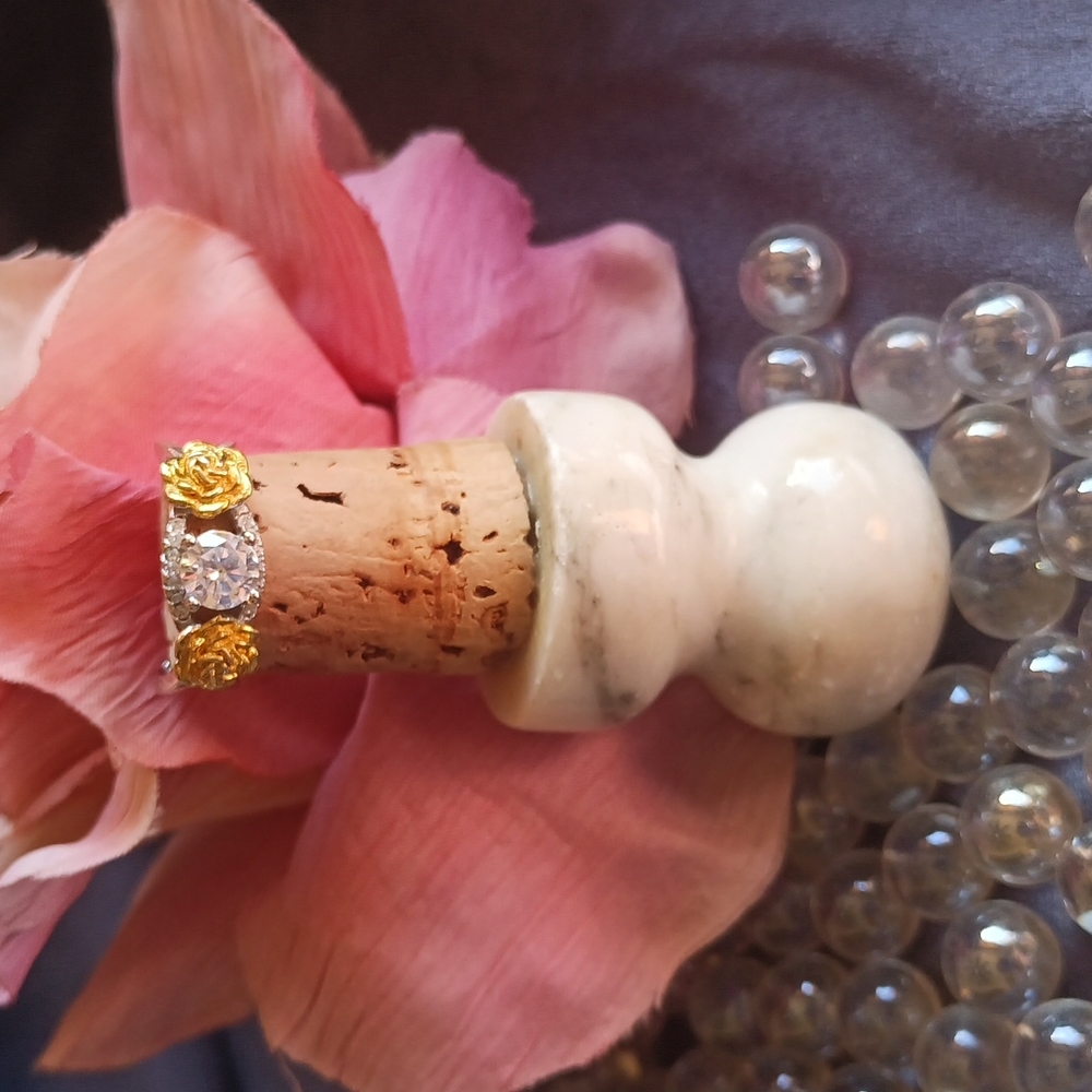 CZ Centered Between Two Golden Roses 🌹💍🌹 - Picture 2 of 4